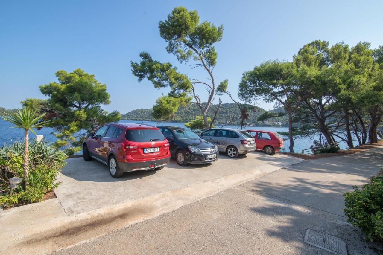 Apartments Luka Uble Exterior photo